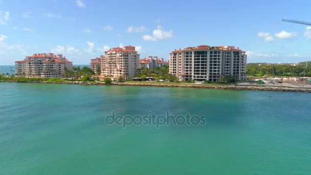 Luchtfoto drone aanpak Fisher Island Miami Beach 4k 60p — Stockvideo