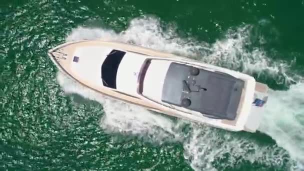 Drone aéreo sobre um barco 4k 60p — Vídeo de Stock