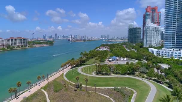 Hava tur of South Pointe Park Miami Beach 4k 60p — Stok video