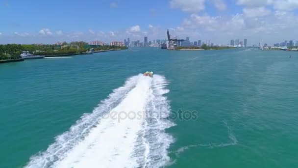 Jagar en motorbåt i Miami 4k 60p — Stockvideo