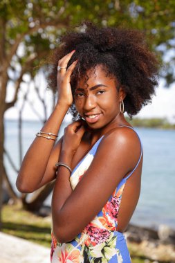 Eller başının üstüne ile gülümseyen kadın