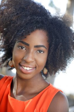 Headshot gülümseyen kadın