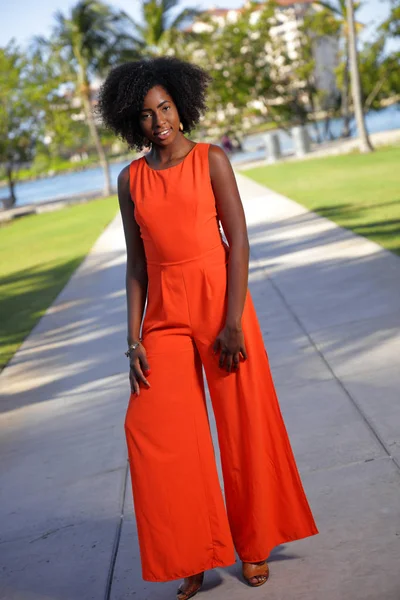 Egy narancssárga ruhát divatmodell — Stock Fotó