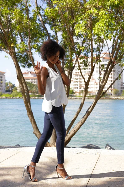Attraktiv kvinna poserar i denim jeans — Stockfoto