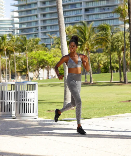 Mujer corriendo en el parque — Foto de Stock