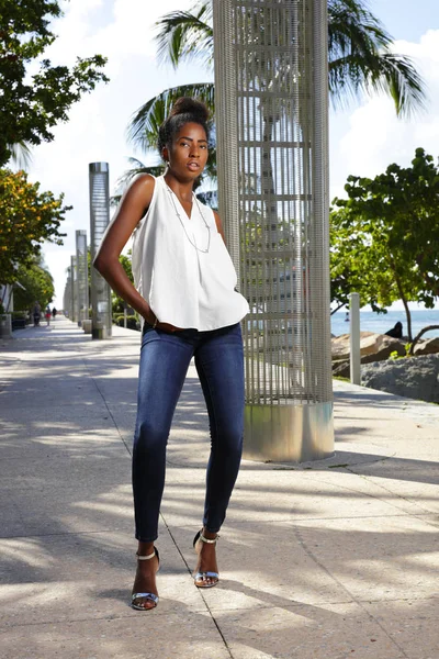 Fotomodell poserar på South Pointe Park — Stockfoto