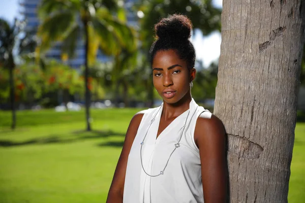 Femme posant près d'un arbre — Photo