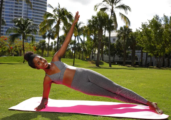 Mujer realizando yoga en el parque — Foto de Stock