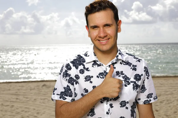 Homem mostrando polegares na praia — Fotografia de Stock