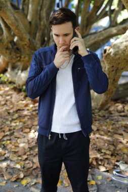 Telefonda stresli adam