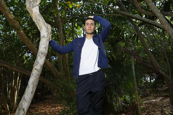 Homem na floresta posando com a mão no cabelo — Fotografia de Stock