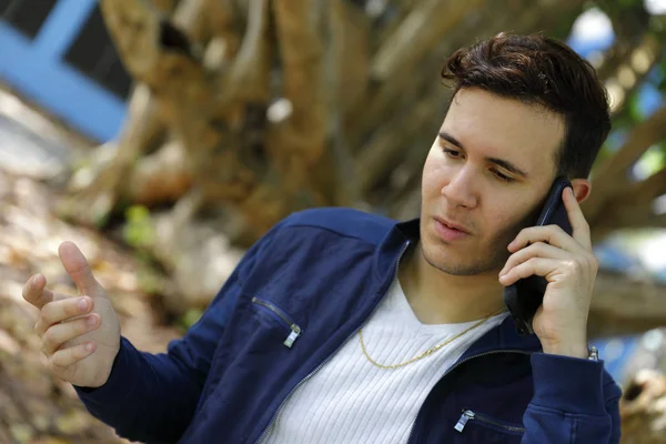 Bir cep telefonu üzerinde konuşan Küba adam — Stok fotoğraf