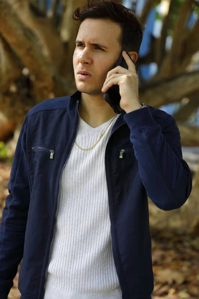 Muž mluví do telefonu venku — Stock fotografie