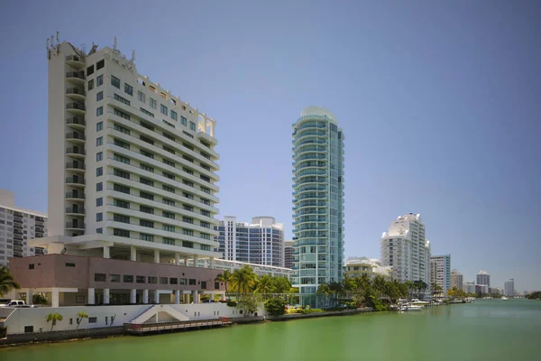 Miami Beach waterkant flatgebouwen op Indian Creek — Stockfoto