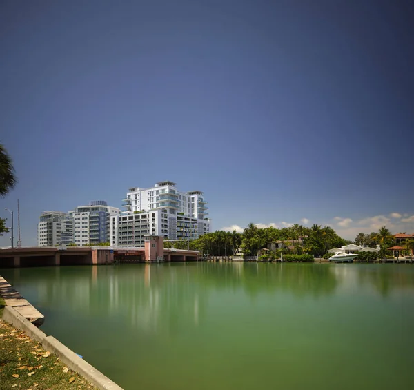 Miami Beach waterfront condominiums on Indian Creek — Stock Photo, Image