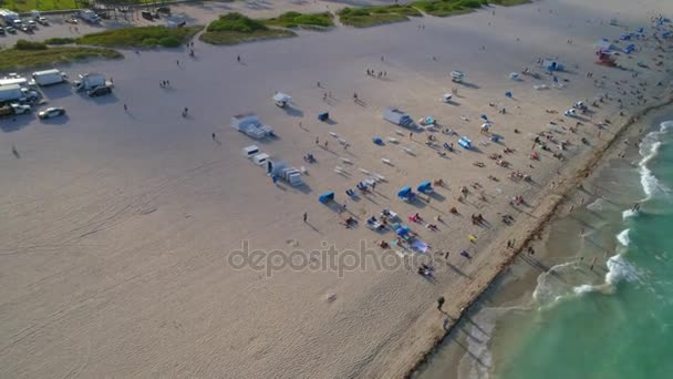 Vídeo en cámara lenta aérea de personas en la orilla Miami Beach 4k 30p — Vídeo de stock
