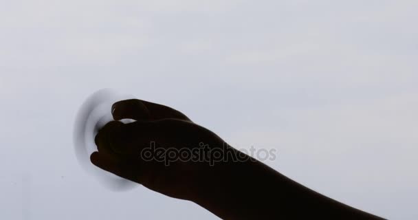 Kid spinning a fidget spinner — Stock Video