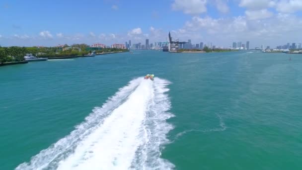 Chase motorbåt i Miami — Stockvideo
