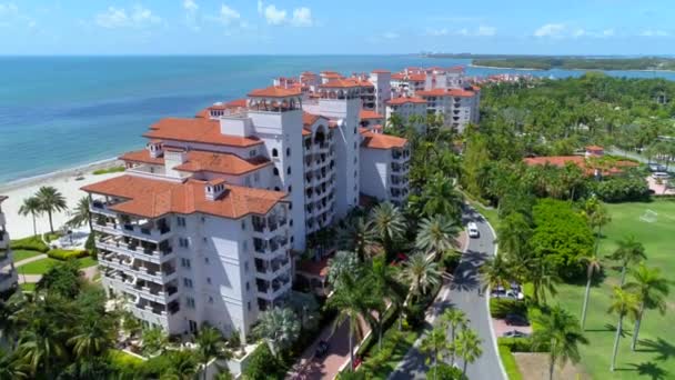 Luchtfoto slowmotion viaduct Fisher Island — Stockvideo