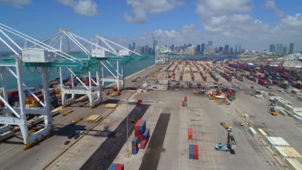 Recipientes de transporte em um porto industrial aéreo Miami — Vídeo de Stock