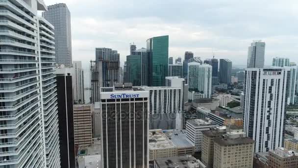 Városképet gazdagító épületnek szánták légi videóinak Downtown Miami 4k 30p — Stock videók