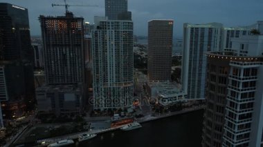 Şehir merkezinden Brickell dron 4k 24p video