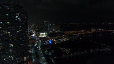  Miami gece şehir merkezinde 4k