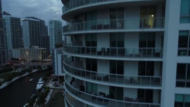 Drone flying straně budovy Downtown Miami 4k 24p — Stock video