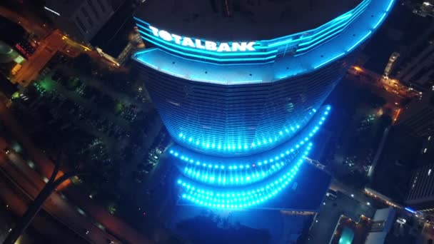 Edificio con luci al neon blu 4k 24p — Video Stock