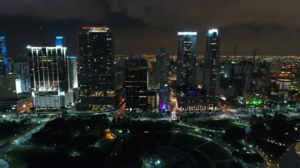 Downtown Miami på natt drone — Stockvideo