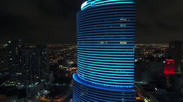 Здание с синими неоновыми огнями 4k 24p — стоковое видео