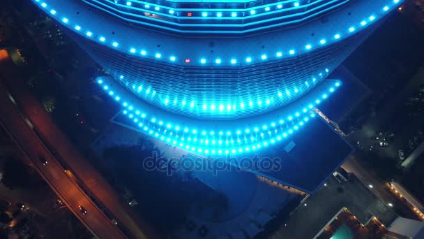 Byggnad med blått neonljus 4k 24p — Stockvideo