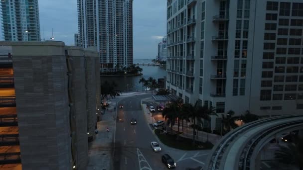 Drone flyger mellan byggnader Downtown Miami på natten — Stockvideo