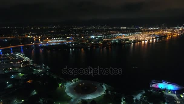 Hiperlapso aéreo drone video Downtown miami por la noche — Vídeos de Stock