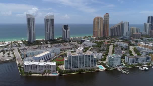 Vídeo aéreo de condomínios Sunny Isles Beach e praças comerciais — Vídeo de Stock