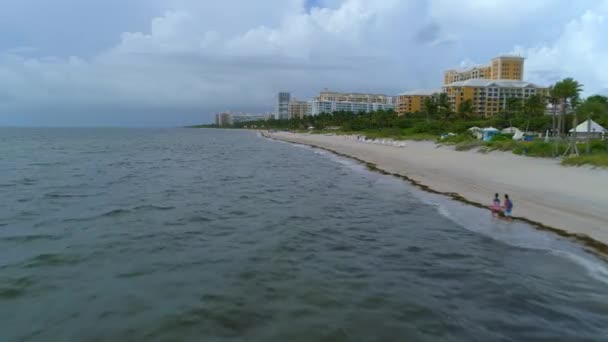 Låg antenn video Key Biscayne Beach 4k — Stockvideo