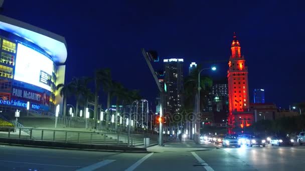 Pusat kota Miami pemandangan trotoar malam — Stok Video