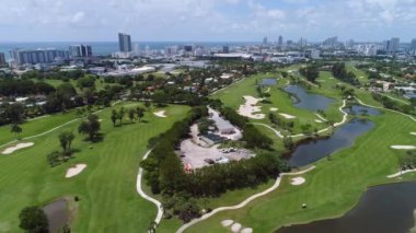 Bir golf sahası üzerinde yan hava uçuş 