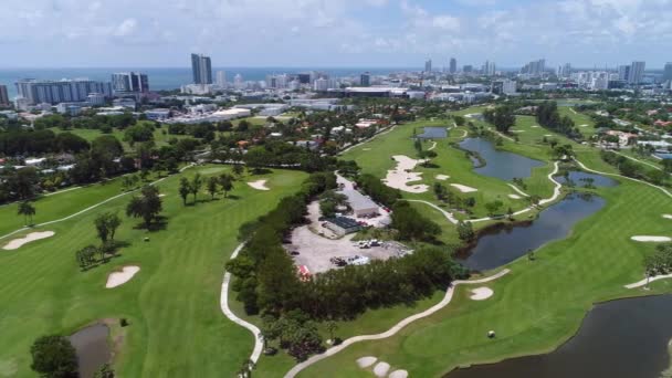 Zijwaartse luchtfoto vlucht over een golfbaan — Stockvideo