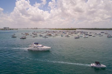  Haulover Anma Günü hafta sonu boyunca kum bar