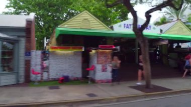 Duval Street Key West boyunca sürüş