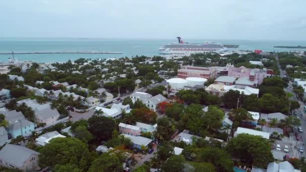 Letecká dron zvedá Key West Port Karneval Freedom výletní loď — Stock video