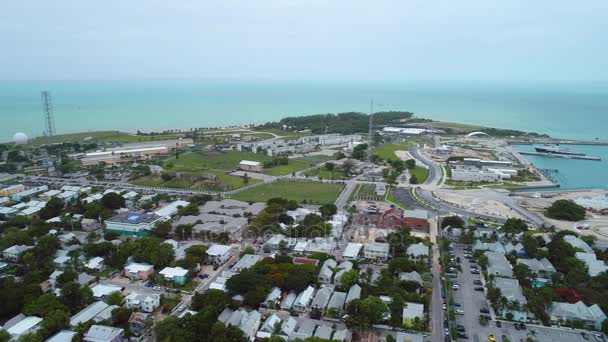 Luchtfoto zijwaarts vlucht Key West Fort Zachary Taylor Historic State Park — Stockvideo