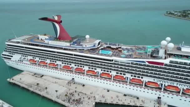 Aerial video Carnival Freedom pool deck lounge chairs — Stock Video