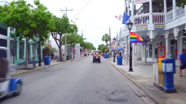 Duval Street Key West Florida gökkuşağı bayrakları — Stok video