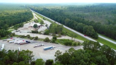 Hardeeville dinlenme alanı ve kamyon durağı üstgeçidin dron hava video