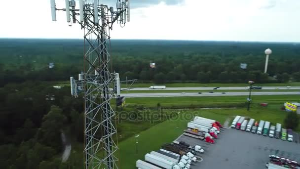 Torre di comunicazione cellulare video aerea drone 4k — Video Stock