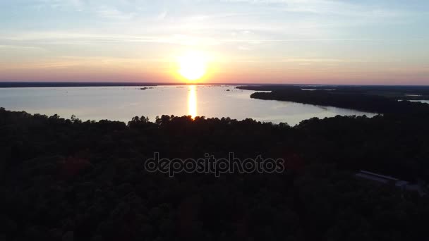 Luchtfoto afdaling zonsondergang verborgen en vervangen door de bomen — Stockvideo