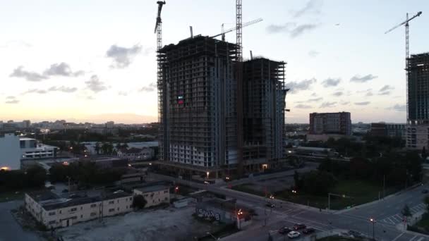 Luchtfoto tot oprichting van shot van een bouwplaats 4k 60p — Stockvideo