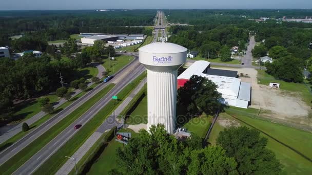 Torre de agua aérea de Carolina del Norte Fayetteville órbita 4k — Vídeos de Stock